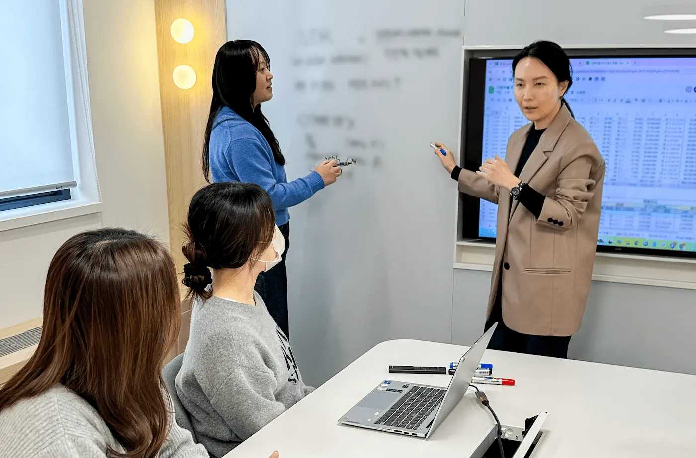 치열하게 회의중인 이미지