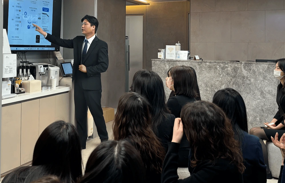 원내 직접 방문하여 병원직원 대상 교육중인 이미지